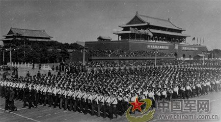 1958年國(guó)慶閱兵 民兵方隊(duì)規(guī)?？涨?組圖)