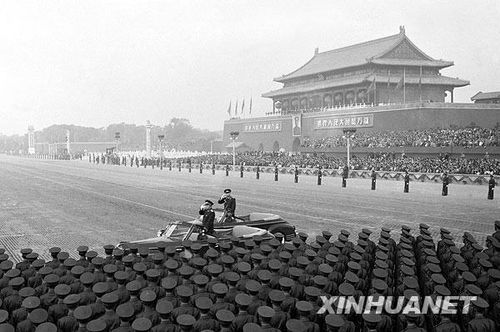 1957年國(guó)慶閱兵 國(guó)產(chǎn)戰(zhàn)斗機(jī)升空為“一五”告捷