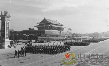 1957年國慶閱兵 國產(chǎn)戰(zhàn)斗機(jī)升空為“一五”告捷