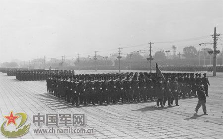 1957年國慶閱兵 國產(chǎn)戰(zhàn)斗機(jī)升空為“一五”告捷