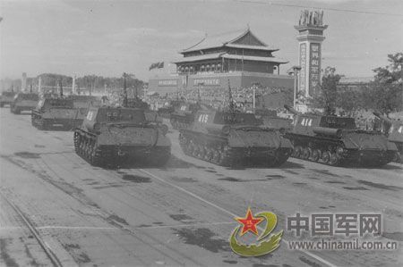 1957年國慶閱兵 國產(chǎn)戰(zhàn)斗機(jī)升空為“一五”告捷