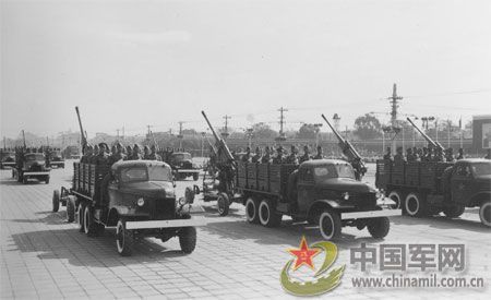 1957年國慶閱兵 國產(chǎn)戰(zhàn)斗機升空為“一五”告捷