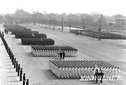 1957年國慶閱兵 國產(chǎn)戰(zhàn)斗機(jī)升空為“一五”告捷