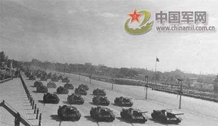 1957年國慶閱兵 國產戰(zhàn)斗機升空為“一五”告捷