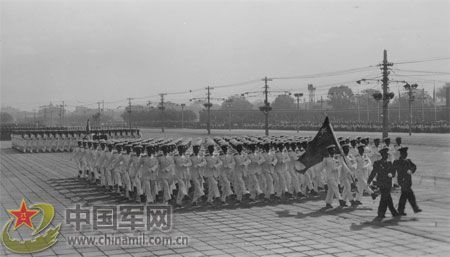 1957年國慶閱兵 國產戰(zhàn)斗機升空為“一五”告捷