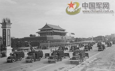 1957年國慶閱兵 國產戰(zhàn)斗機升空為“一五”告捷