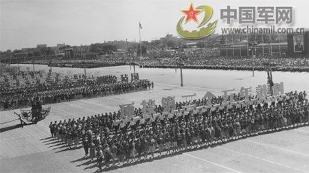 1957年國慶閱兵 國產戰(zhàn)斗機升空為“一五”告捷