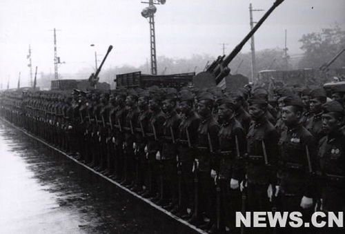 1956年國慶閱兵 大雨振軍容(組圖)