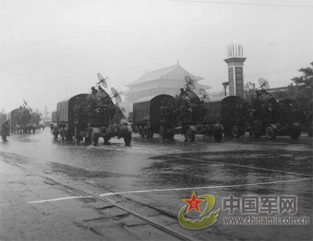 1956年國慶閱兵 大雨振軍容(組圖)