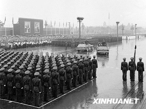 1956年國(guó)慶閱兵 大雨振軍容(組圖)