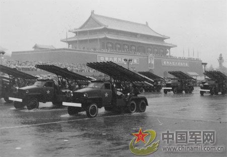 1956年國慶閱兵 大雨振軍容(組圖)