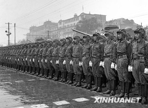 1956年國慶閱兵 大雨振軍容(組圖)