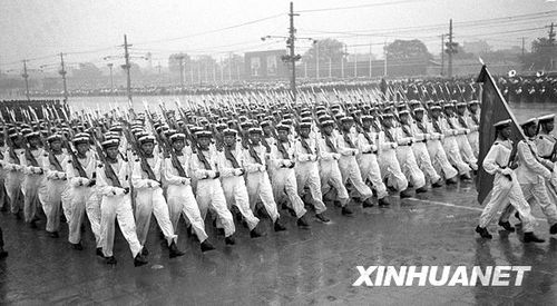 1956年國(guó)慶閱兵 大雨振軍容(組圖)