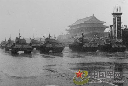 1956年國(guó)慶閱兵 大雨振軍容(組圖)