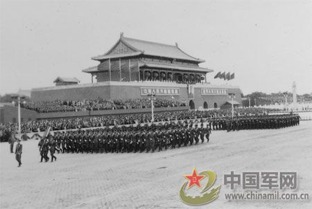 1955年國慶：實行軍銜制 換裝大閱兵