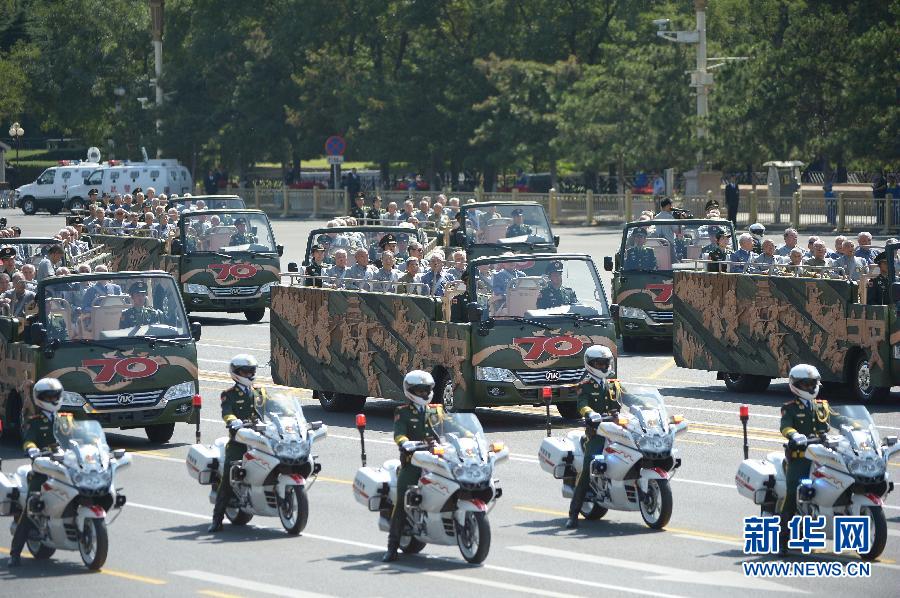 高清：抗戰(zhàn)老兵乘車方隊通過天安門廣場