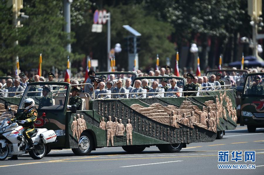 高清：抗戰(zhàn)老兵乘車方隊通過天安門廣場