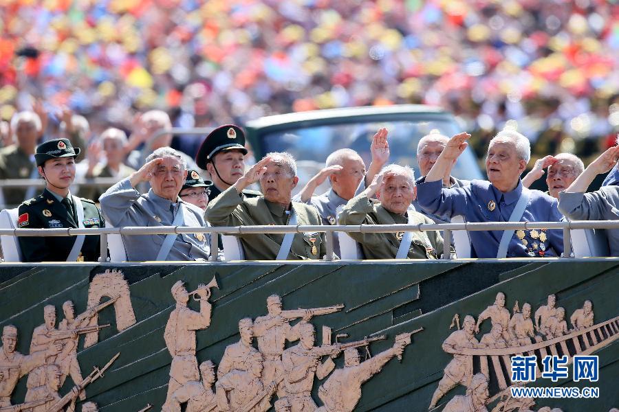 高清：抗戰(zhàn)老兵乘車方隊通過天安門廣場