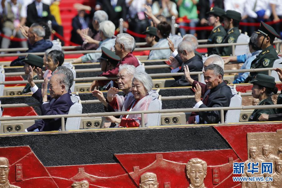 高清：抗戰(zhàn)老兵乘車方隊通過天安門廣場